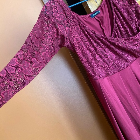 Lace sleeved maternity dress - Picture 2 of 7